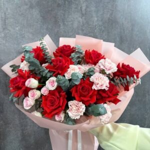 Сборный букет из роз и гвоздик
