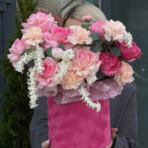 Нежные французские розы в шляпной коробке