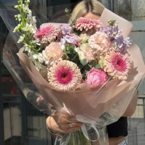 Сборный букет из гербер и маттиолы