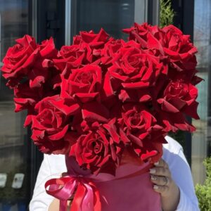 Французские розы в шляпной коробке