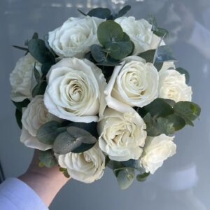 Свадебный букет из белых роз и эвкалипта