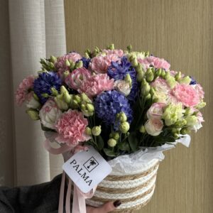 Корзина из гиацинта, гвоздика, эустома