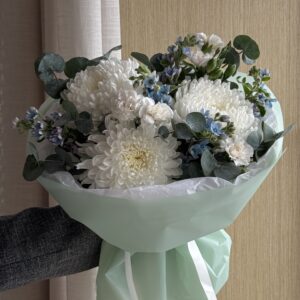 Сборный букет из одиночной хризантемы и кустовой гвоздики