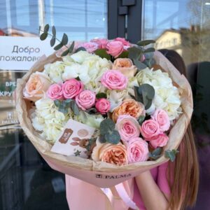 Сборный букет из гортензий и кустовых роз