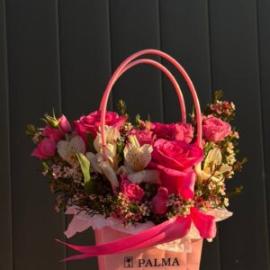 Сумочка розовая с розами и диантусами