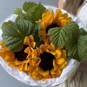 Букет из подсолнухов и малины